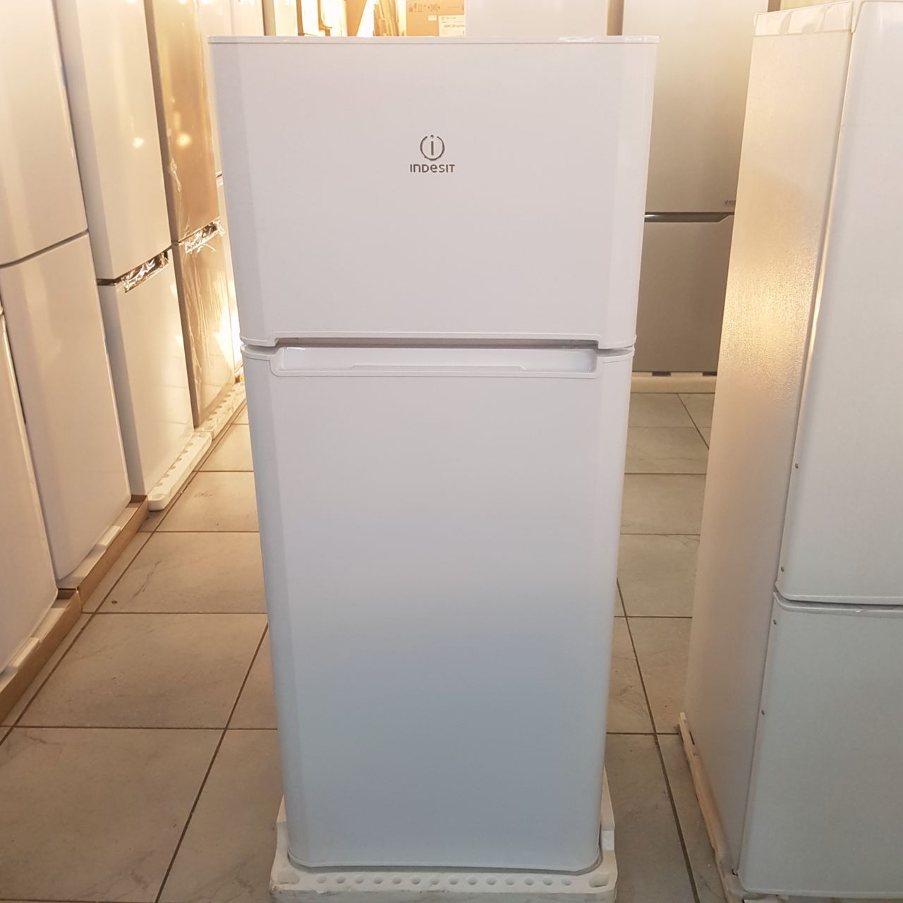Холодильник двухкамерный Indesit С245