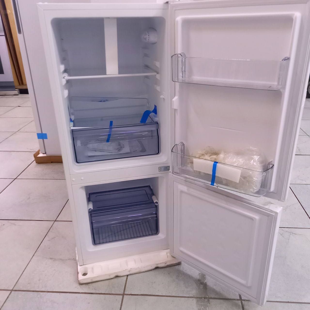 Холодильник двухкамерный Avest 117 литров