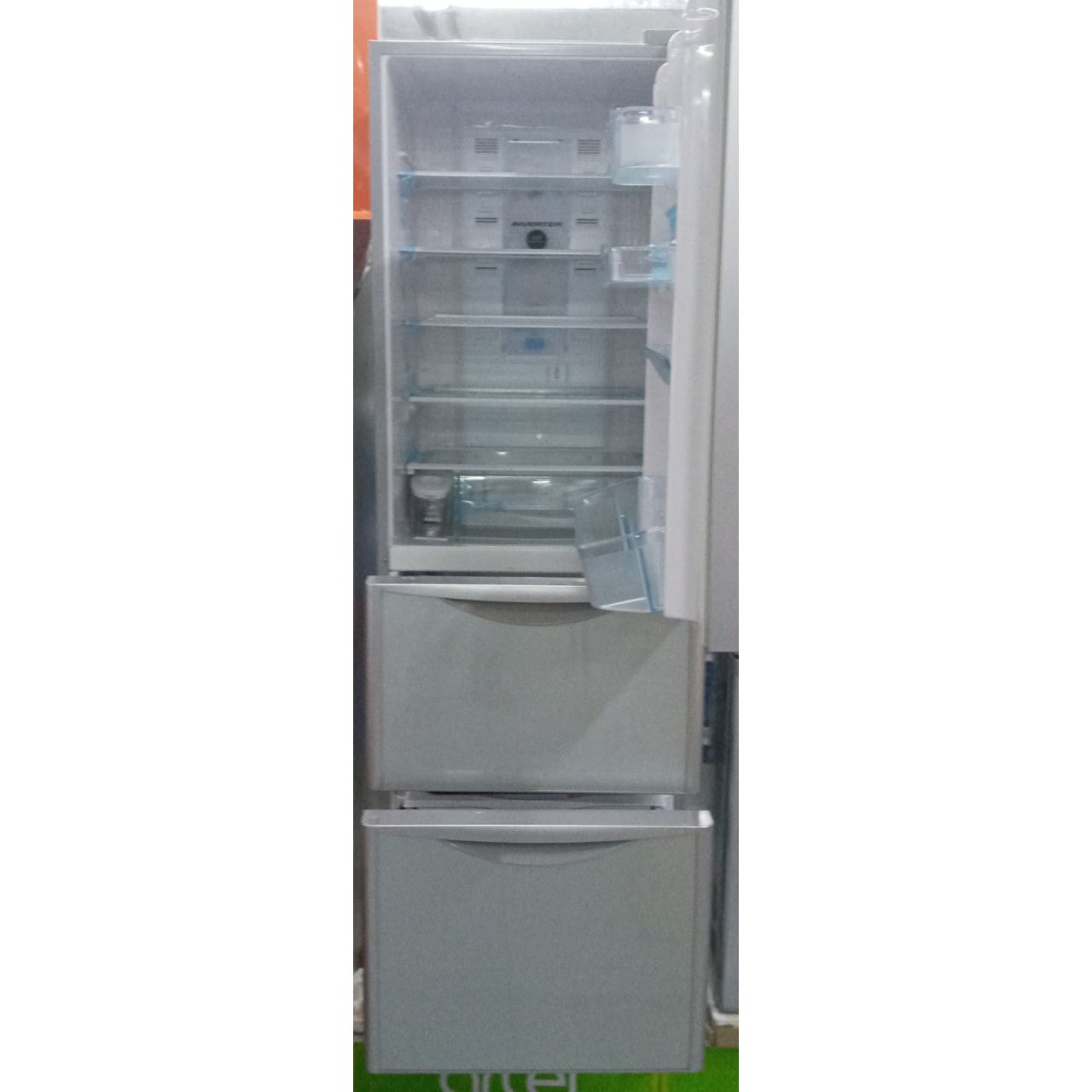 Холодильник двухкамерный Hitachi 300 литров