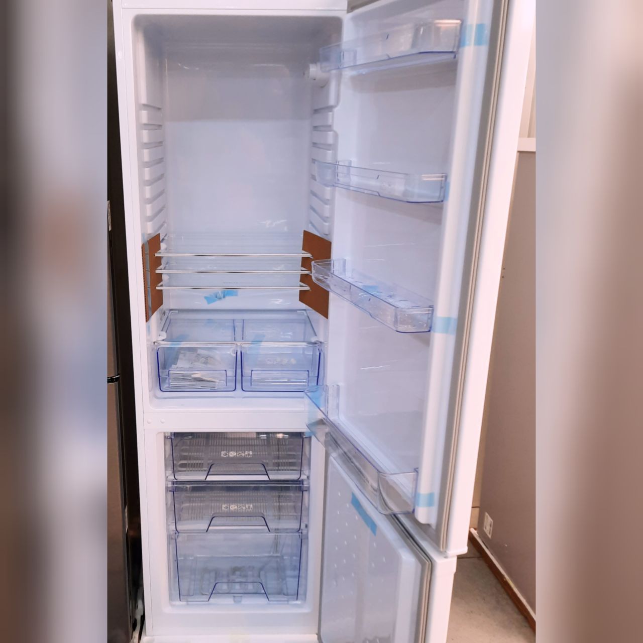 Холодильник двухкамерный Artel 270 литров