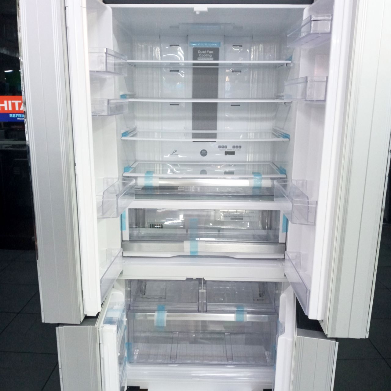 Холодильник двухкамерный Hitachi 650 литров