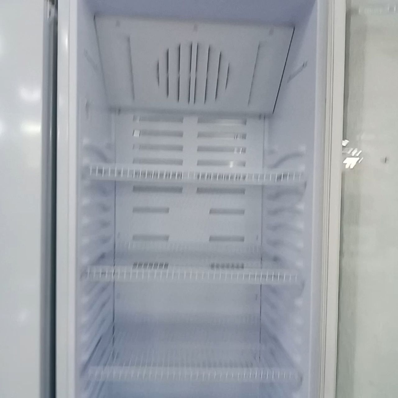 Холодильник витринный Бирюса 545 литров