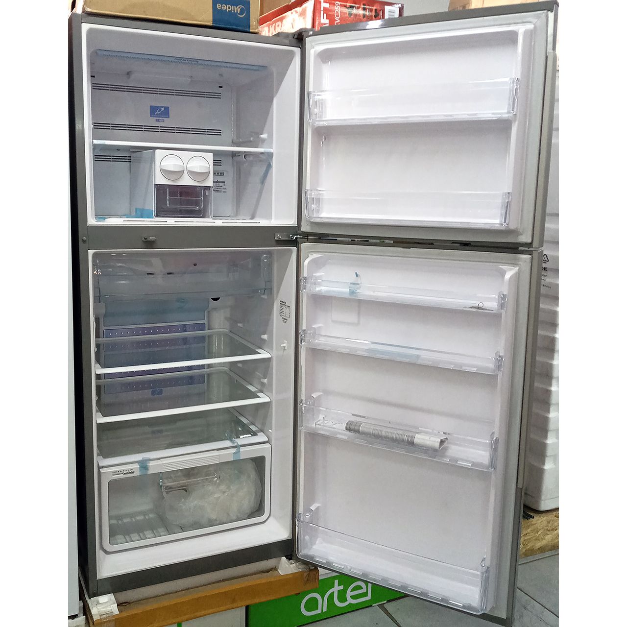 Холодильник двухкамерный Hitachi 335 литров