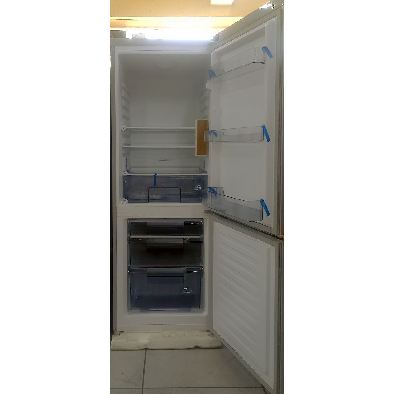 Холодильник двухкамерный Avest 240 литров