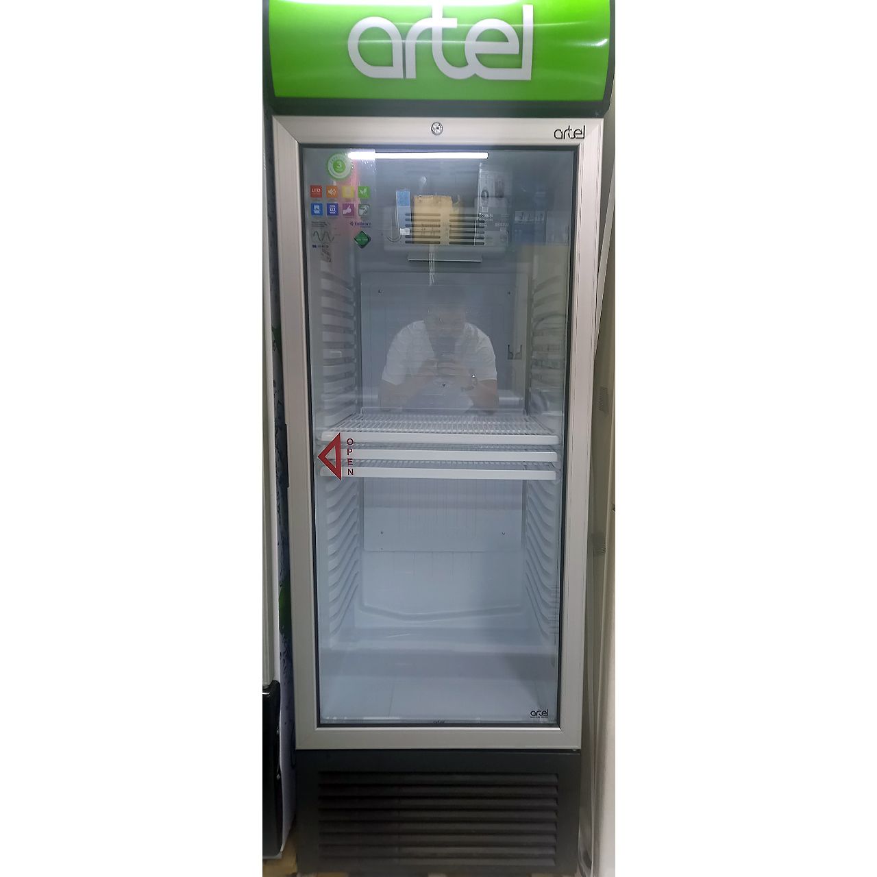 Витринный холодильник Artel 300 литров