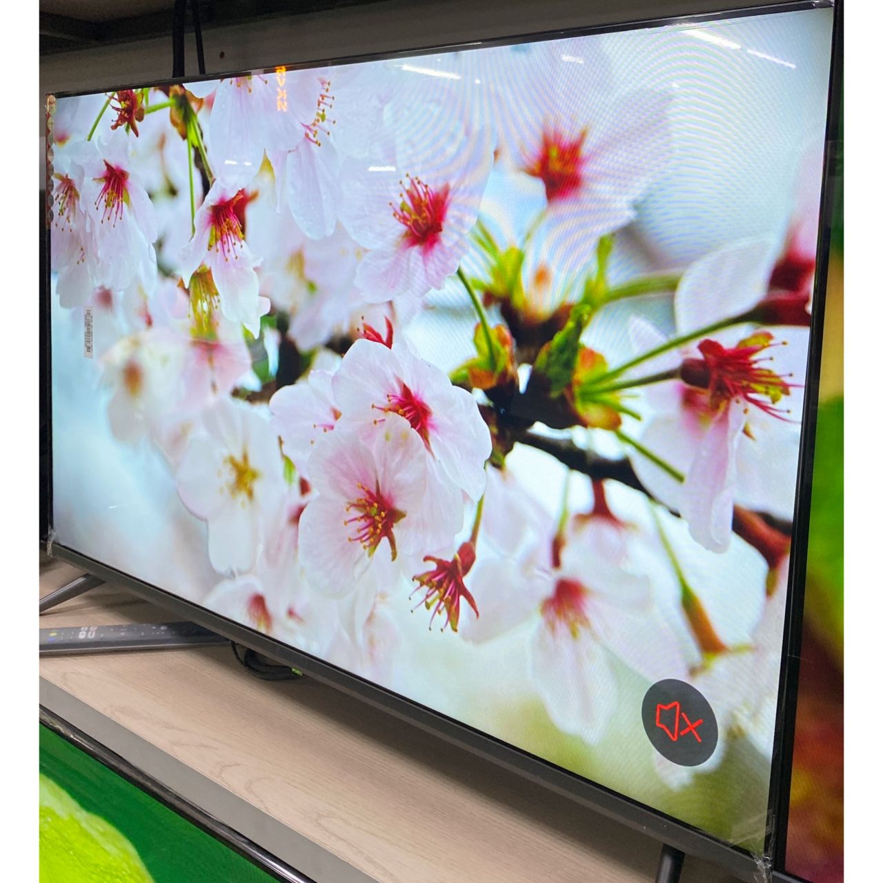 Телевизор Samsung 4K UHD 110 см