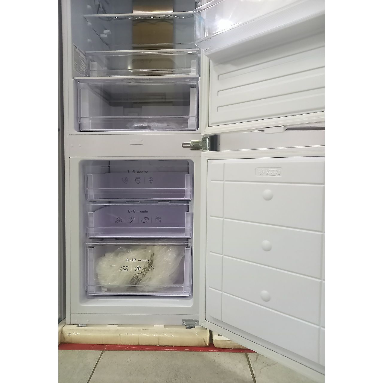 Встраиваемый двухкамерный холодильник Hansa 241 литр