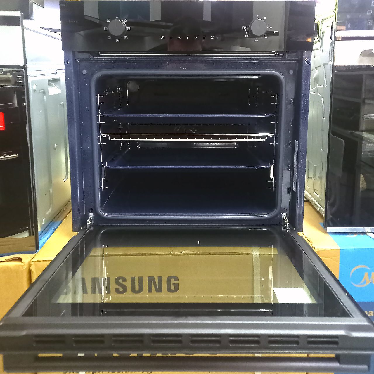 Духовой шкаф Samsung объемом 68 литров