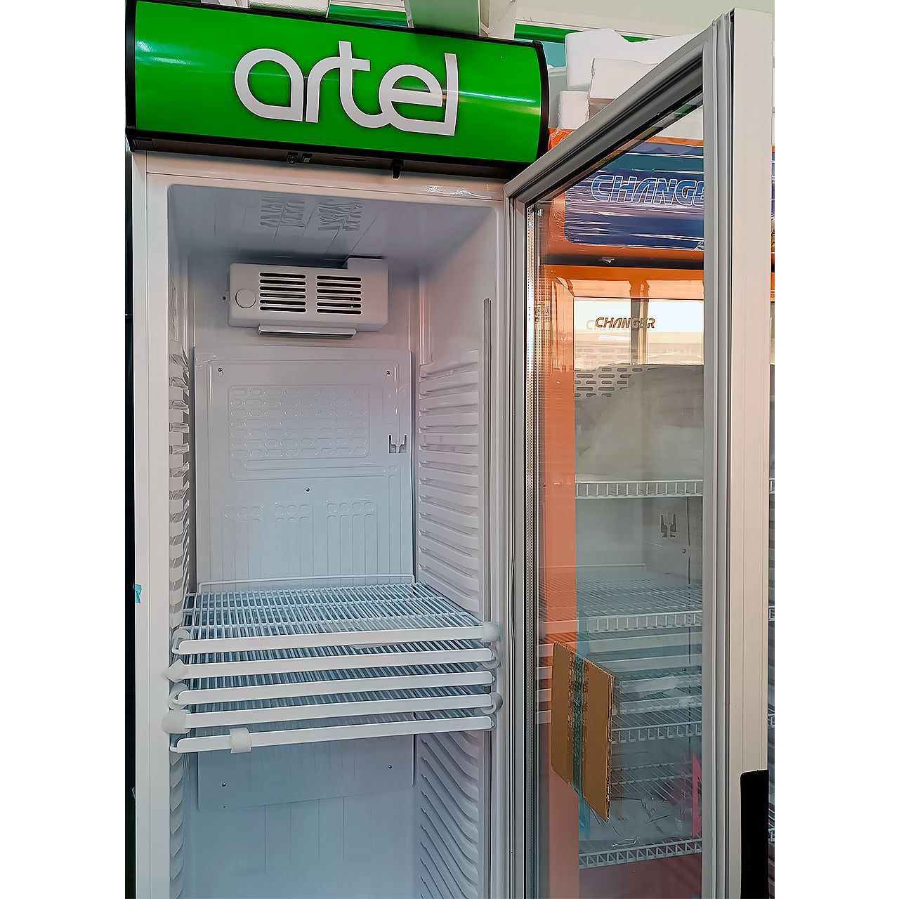 Витринный холодильник Artel 380 литров