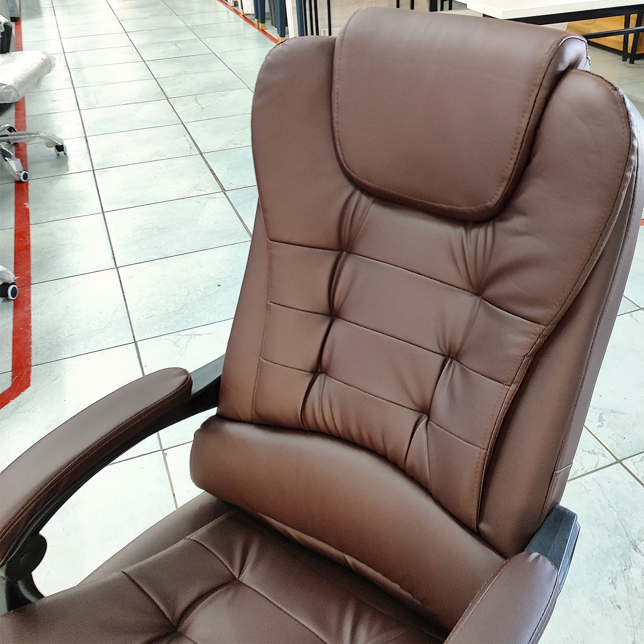 Кресло руководителя офисное «Делюкс» (коричневый)