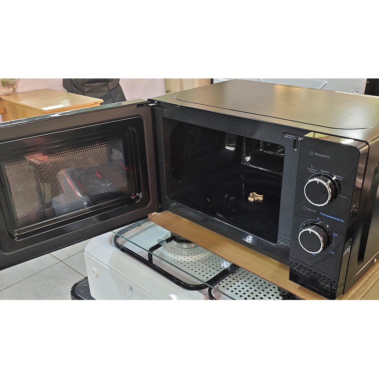 Микроволновка Midea мощностью 700 Вт