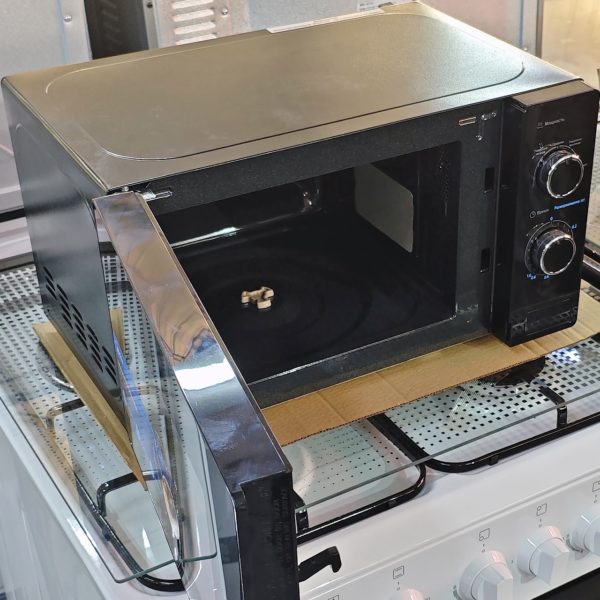 Микроволновка Midea мощностью 700 Вт