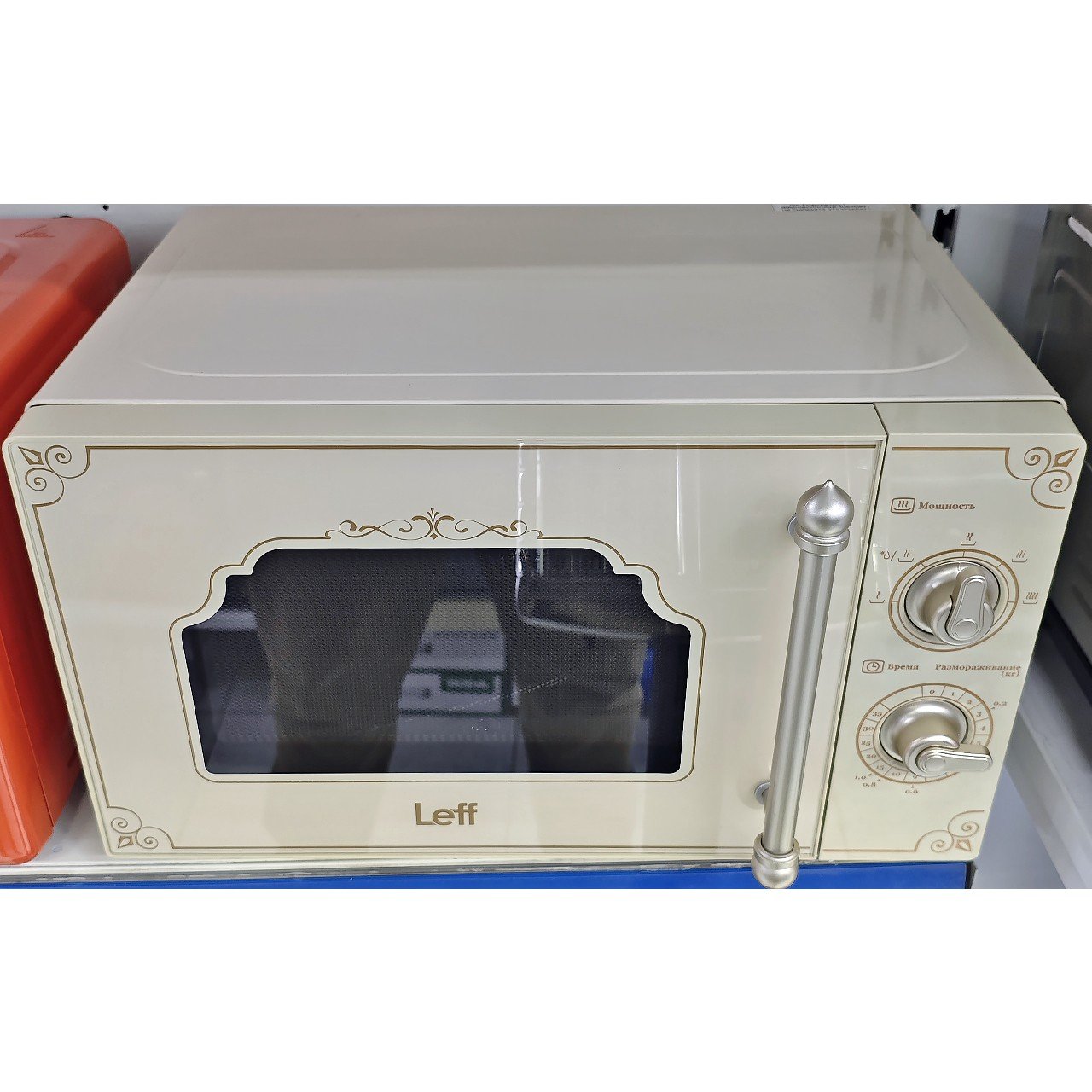 Микроволновка Leff мощностью 700 Вт