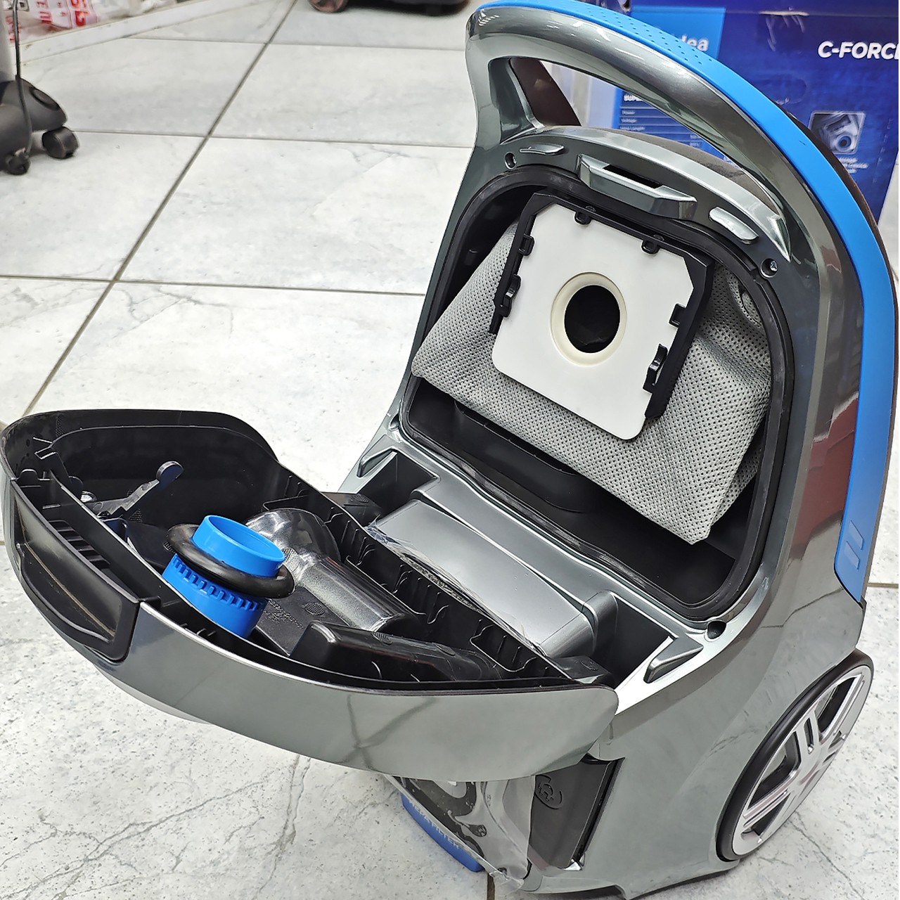 Пылесос Midea мощностью 2200 Вт