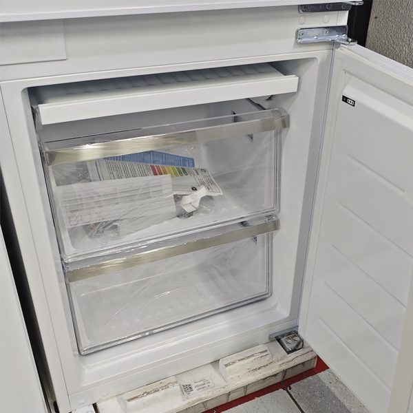 Встраиваемый двухкамерный холодильник Hansa 241 литр