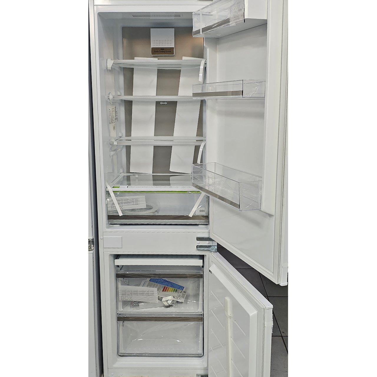 Встраиваемый двухкамерный холодильник Midea 266 литров