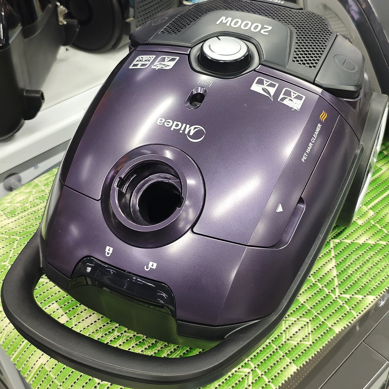 Пылесос Midea мощностью 2000 Вт