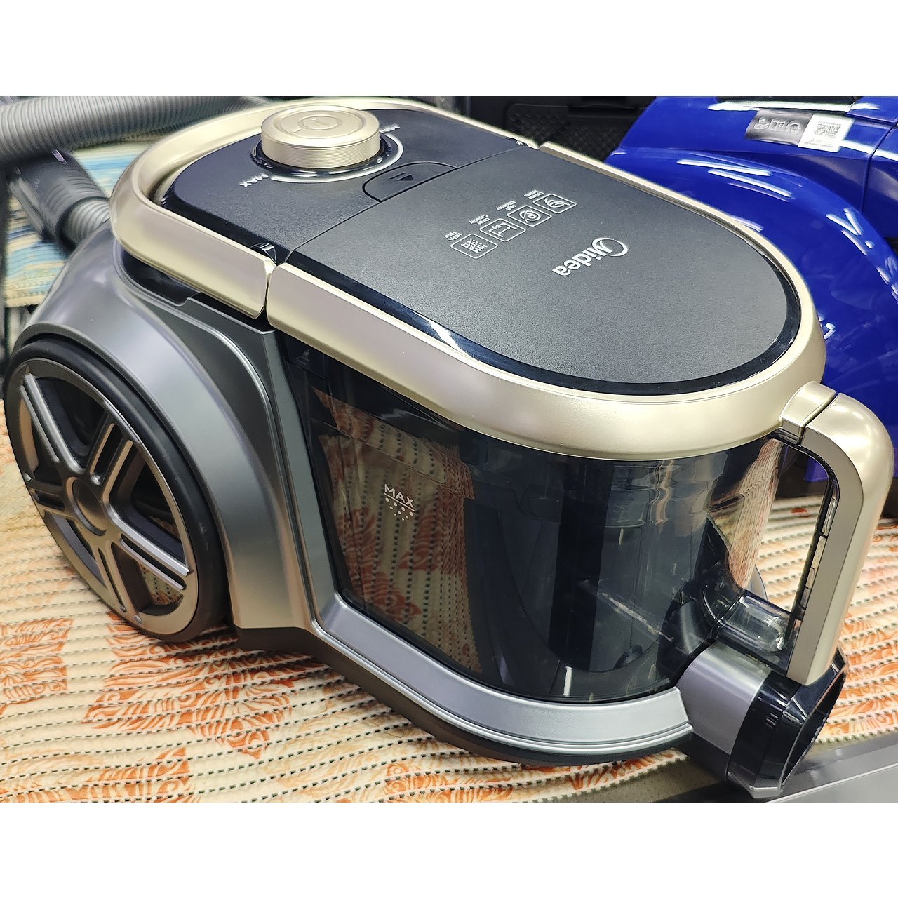 Пылесос Midea мощностью 2400 Вт