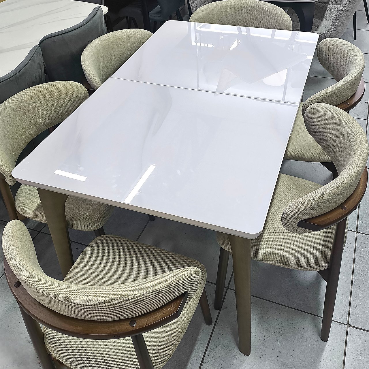 Стол со стульями Владлена (2025)