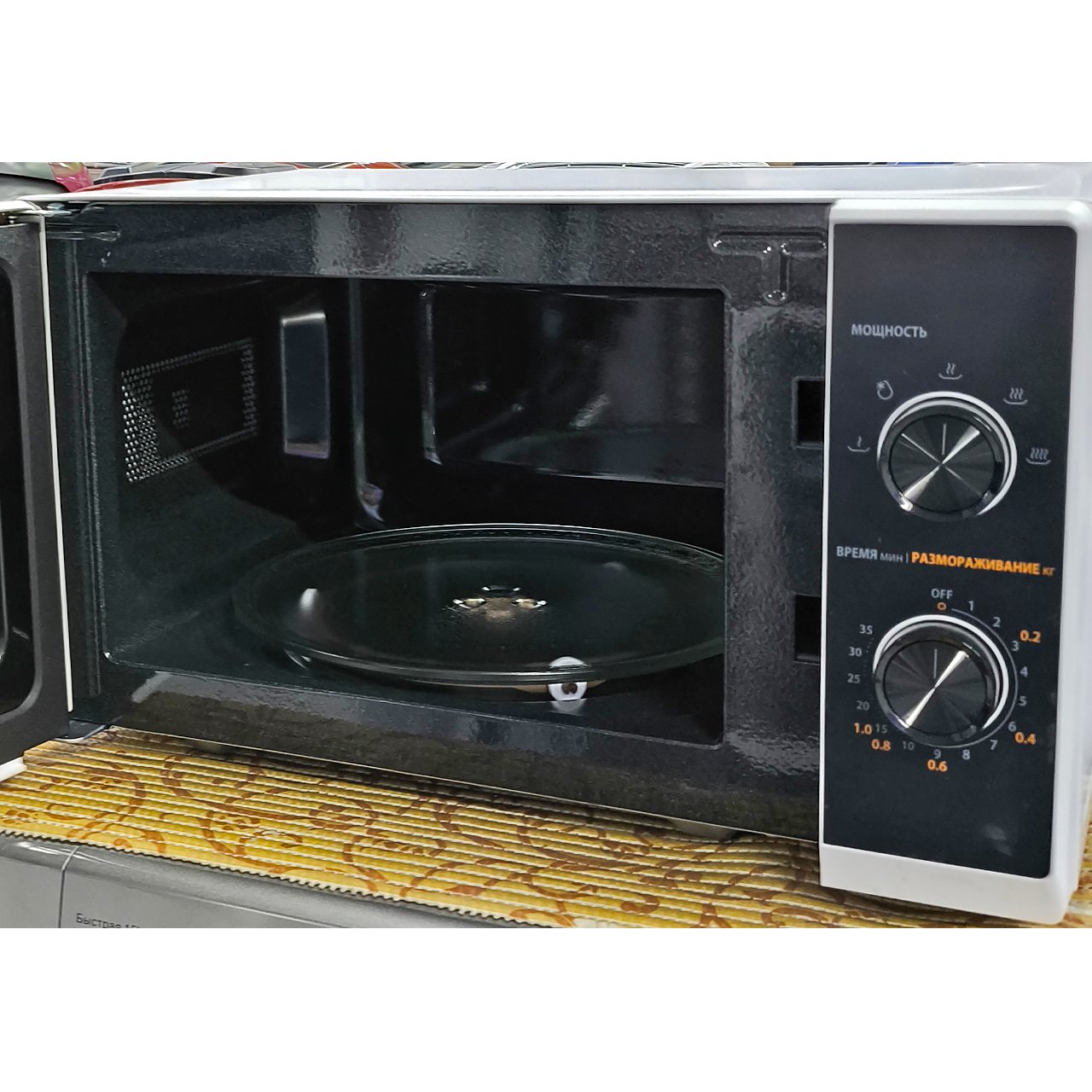 Микроволновка Toshiba мощностью 900 Вт