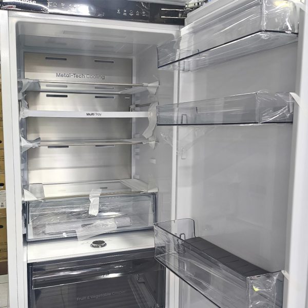 Встраиваемый двухкамерный холодильник Hisense 244 литра