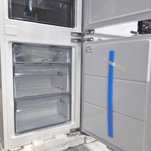 Встраиваемый двухкамерный холодильник Hisense 244 литра