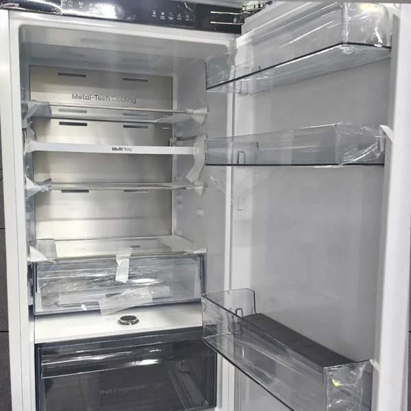 Встраиваемый двухкамерный холодильник Hisense 244 литра