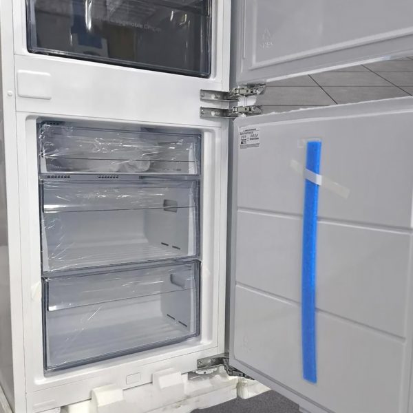 Встраиваемый двухкамерный холодильник Hisense 244 литра