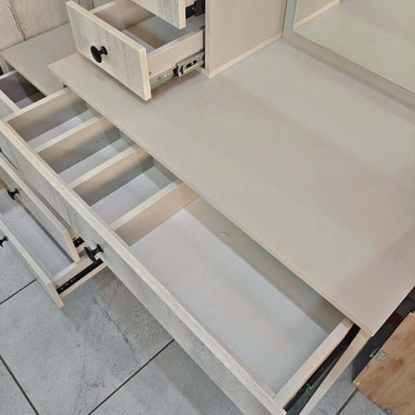 Дамский столик Айлин